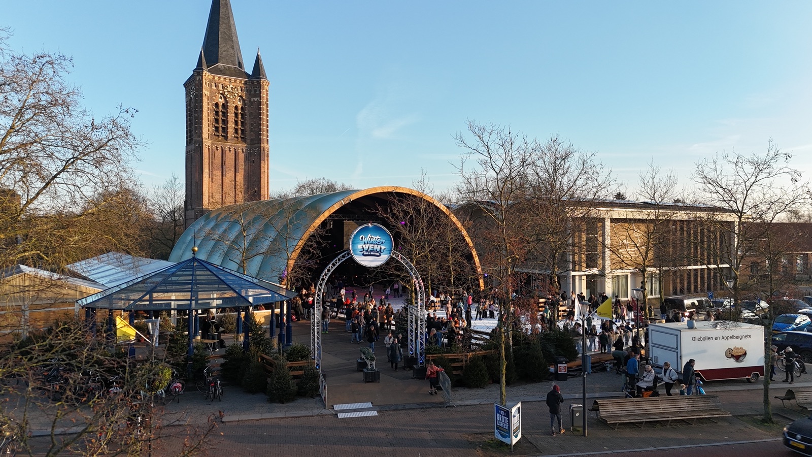 De overdekte ijsbaan op het Kerkplein in Son en Breugel van bovenaf